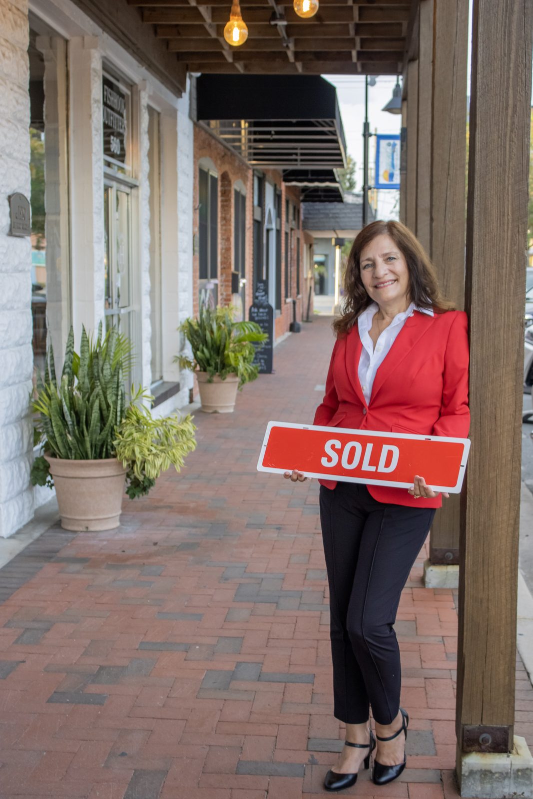 Luci Suarez, Sales Associate